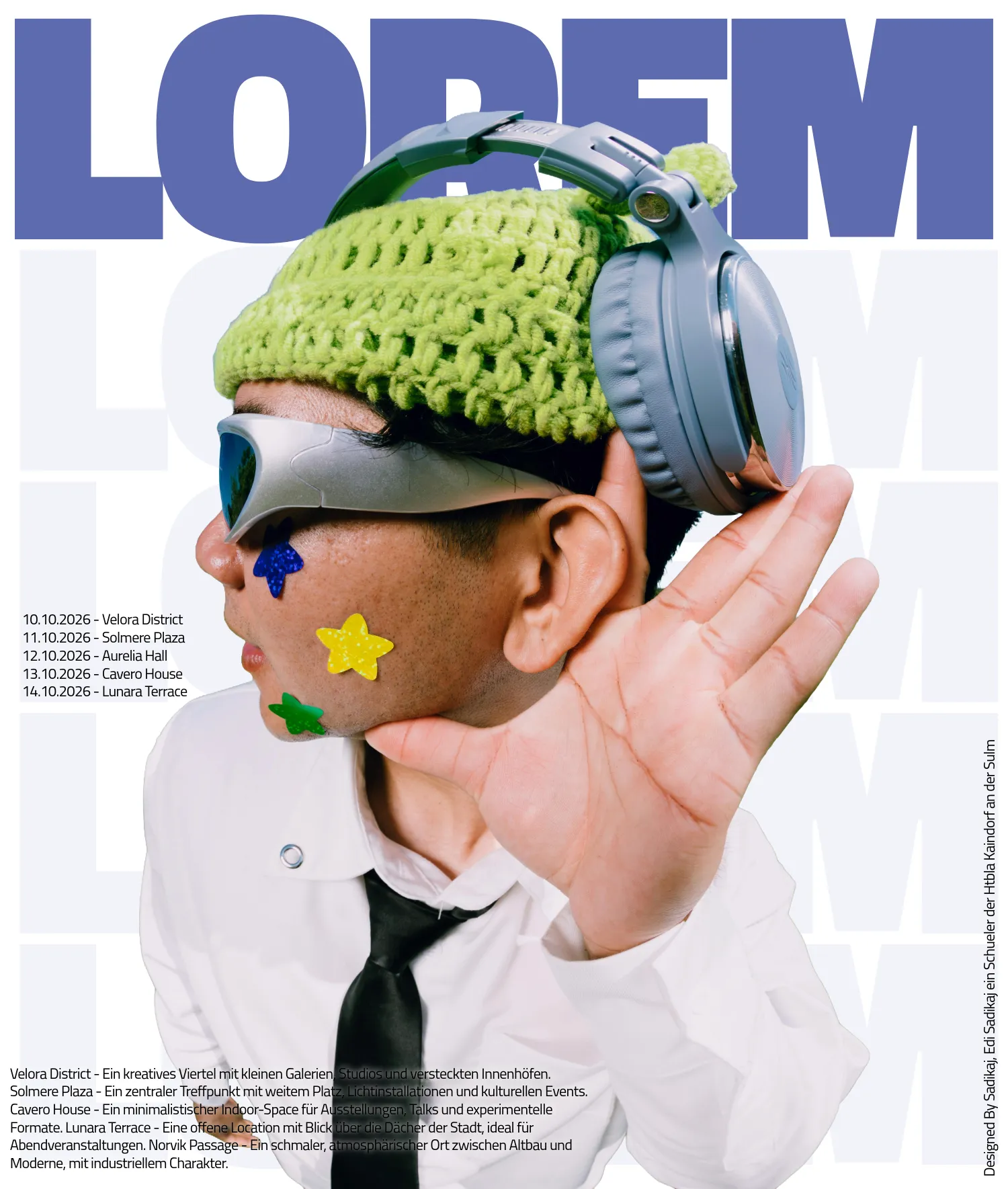 Mann mit grüner gestrickter Mütze, grauen Kopfhörern, Silberbrille und farbigen Sternaufklebern im Gesicht, der die Hand an das Ohr hält.