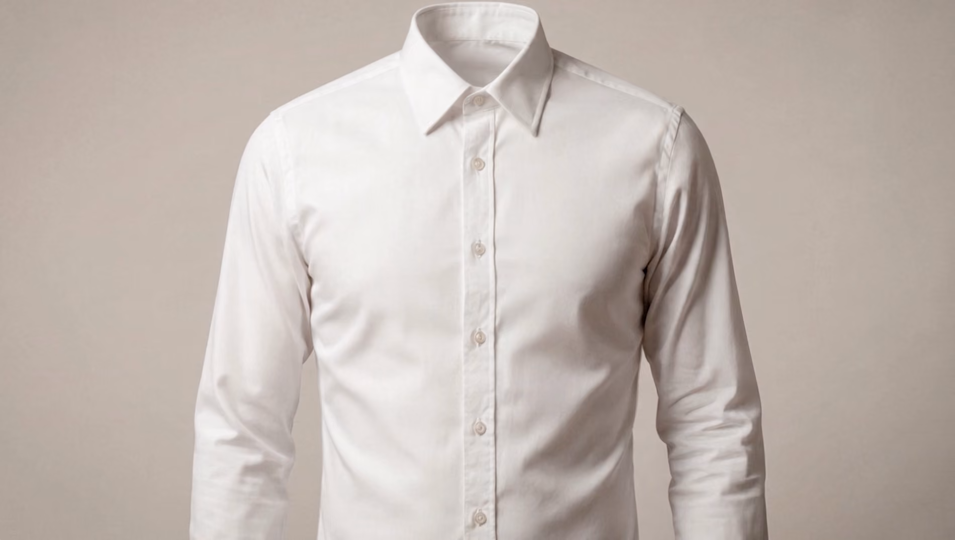 Camisa social branca de manga longa vista de frente, abotoada até o colarinho, com fundo neutro.
