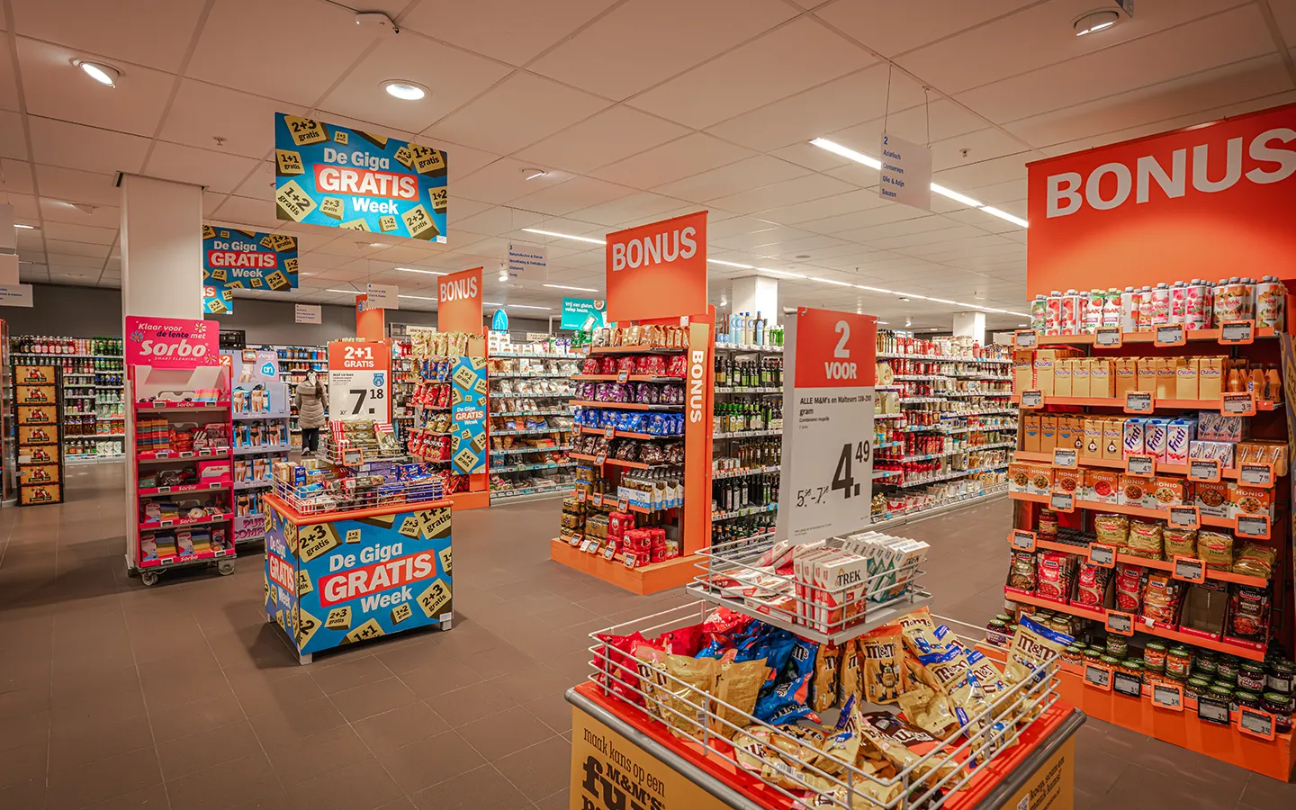 Winkelinterieur van Albert Heijn met Bonus-aanbiedingen en de Giga Gratis Week display