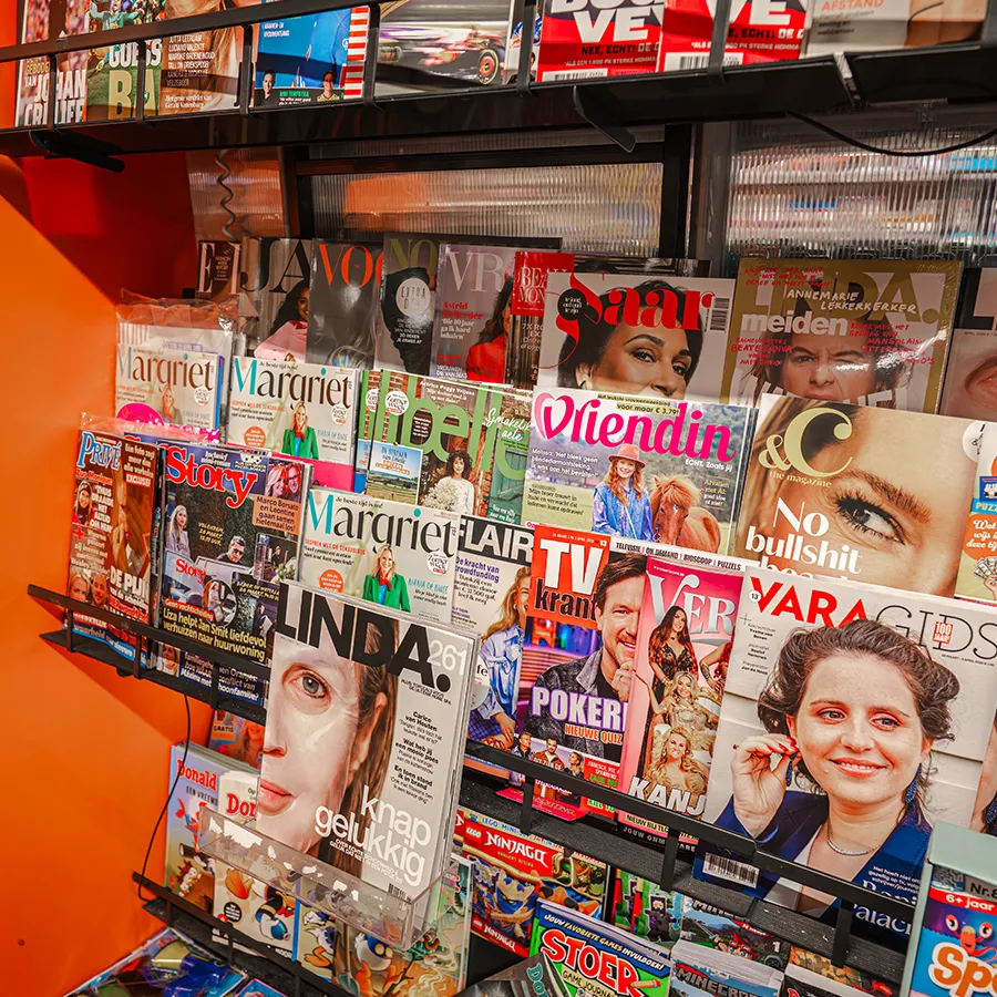 Tijdschriftenrek bij Albert Heijn met een breed assortiment Nederlandse magazines