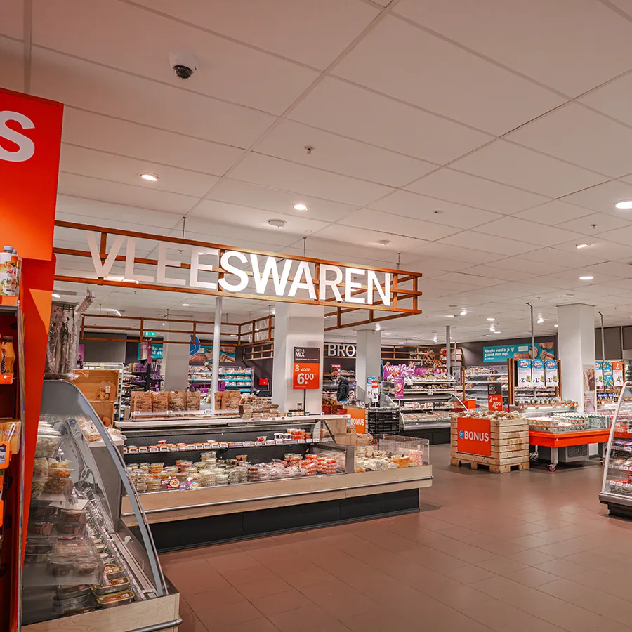 Vleeswaren- en broodafdeling van Albert Heijn met vers assortiment
