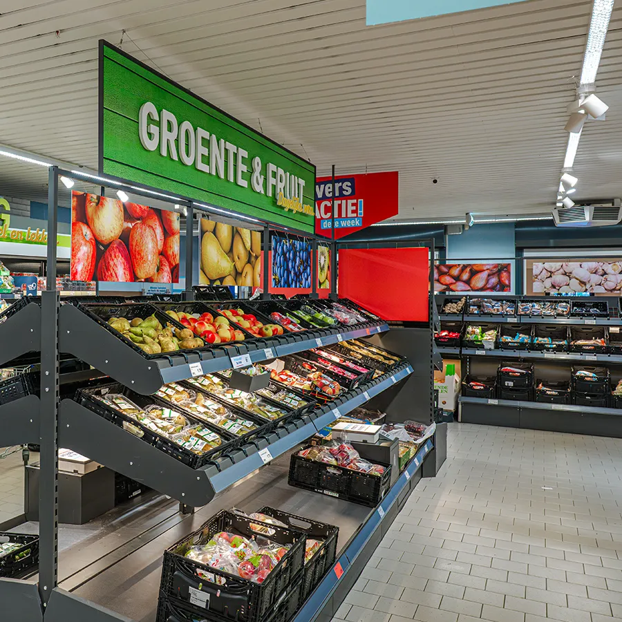 Groente- en fruitafdeling van Aldi met vers assortiment appels, peren en ander fruit