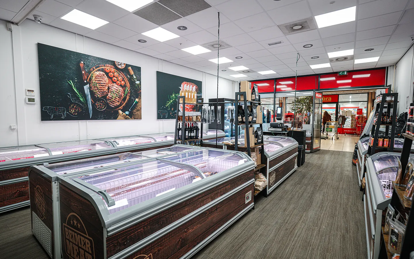 Volledig interieur van Beimer Meat in Winkelcentrum Hasselo Hengelo met diepvriezers, wijnrek, Beimer Premium wandkaart en Othmar bierrek