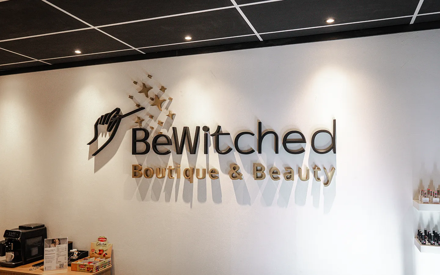 3D logo van BeWitched Boutique & Beauty aan de muur in de winkel in Winkelcentrum Hasselo Hengelo met sfeervolle spotverlichting