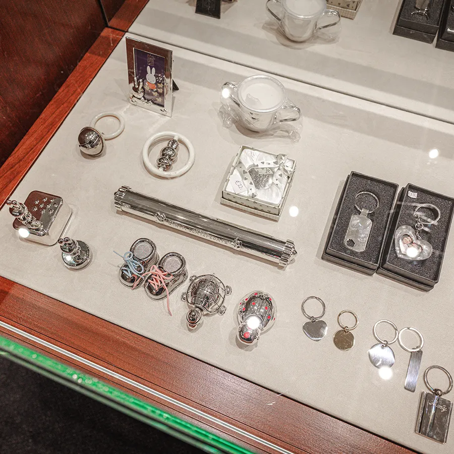 Ruim interieur van Juwelier Bilan Edelsmid in Winkelcentrum Hasselo Hengelo met sieradenvitrines en mahonie kasten rondom