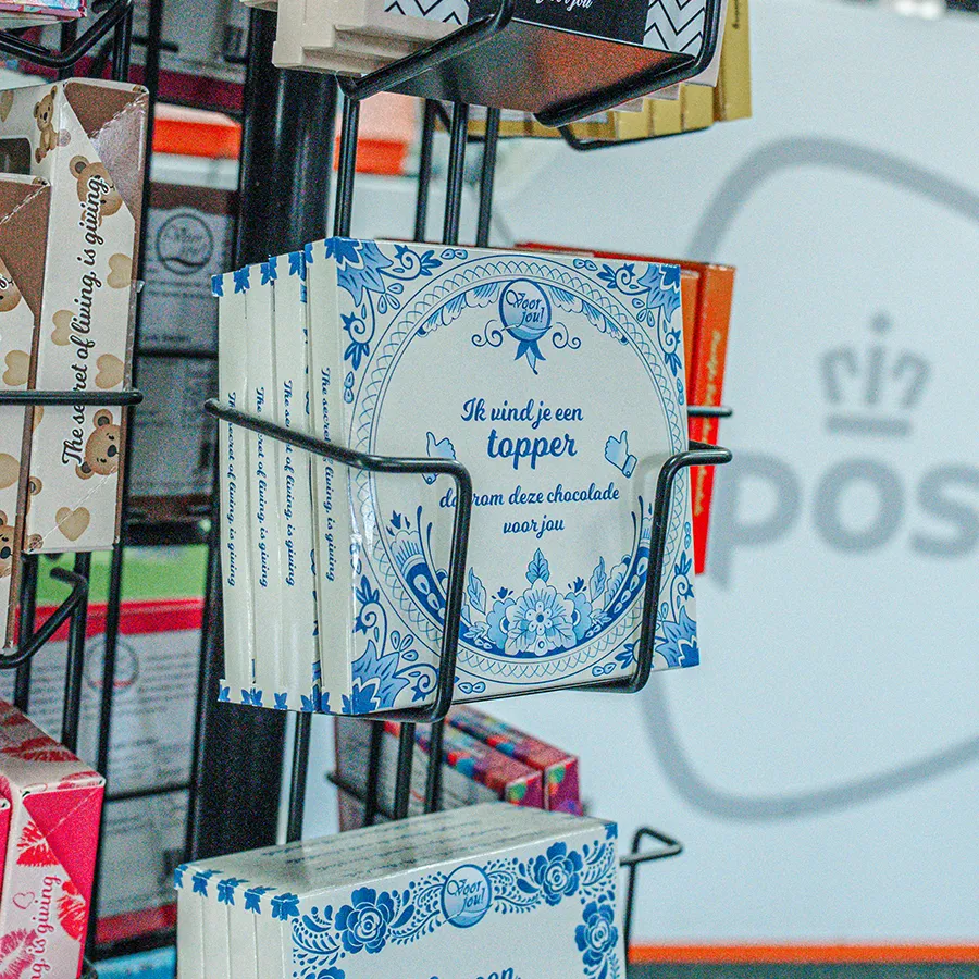 Cadeauchocolade met Delfts blauw design in het rek bij Cigo in Winkelcentrum Hasselo Hengelo