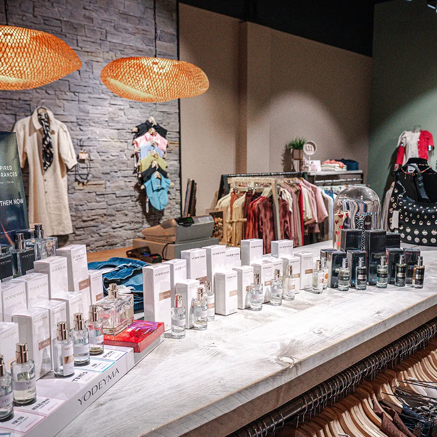 Yodeyma parfumcollectie op een toonbank bij Élégant Mode in Winkelcentrum Hasselo Hengelo