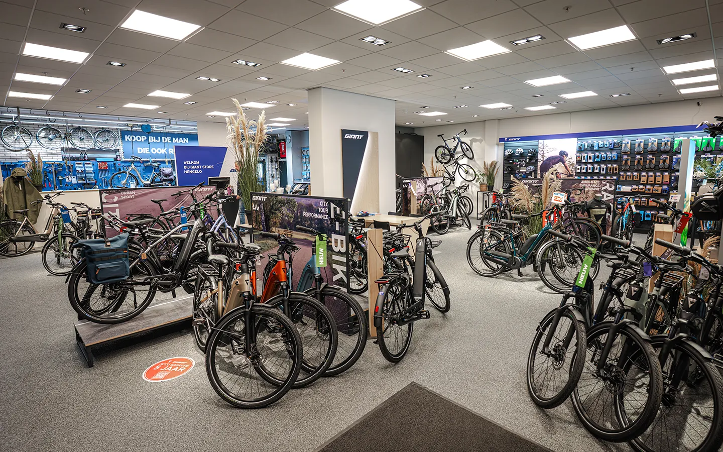 Volledig interieur overzicht van Giant Store Hengelo in Winkelcentrum Hasselo met uitgebreide e-bike collectie en accessoires