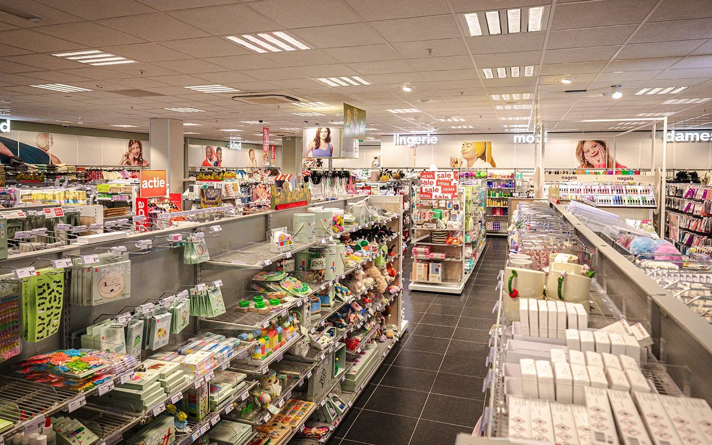 Volledig interieur overzicht van HEMA in Winkelcentrum Hasselo Hengelo met afdelingen kind, lingerie, mooi en nagels