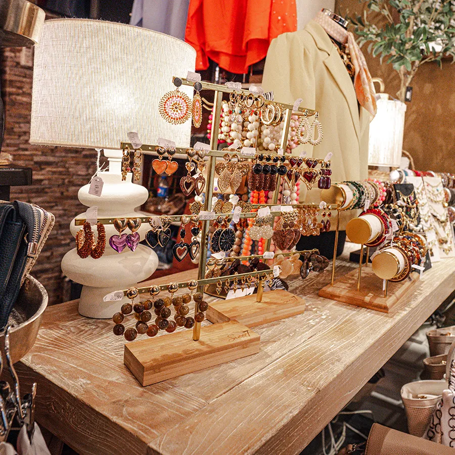 Accessoiretafel met sieraden, armbanden, kettingen en tassen bij Homegifts in Winkelcentrum Hasselo Hengelo