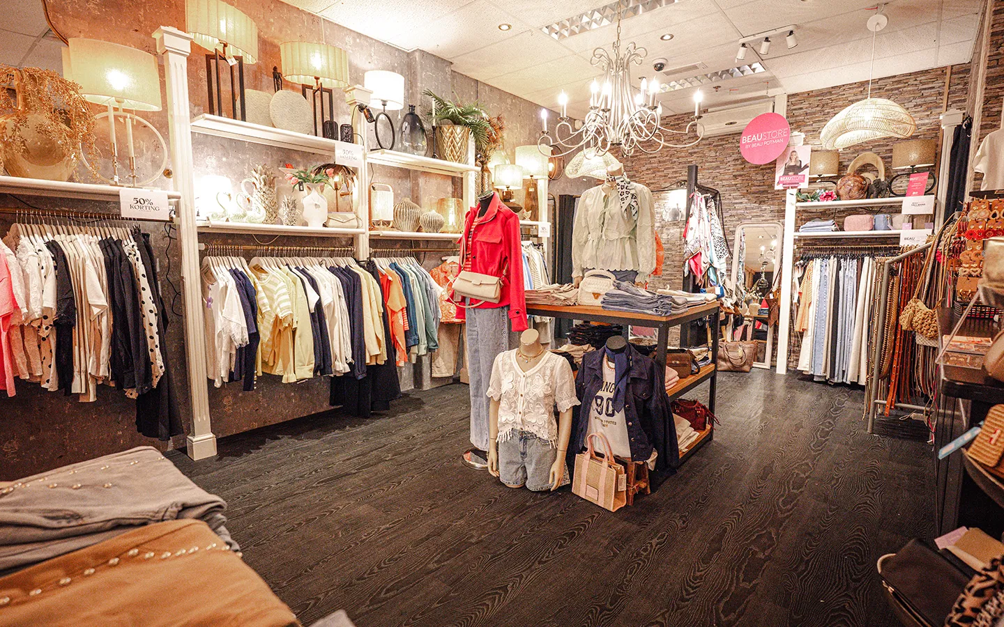 Volledig interieur overzicht van Homegifts in Winkelcentrum Hasselo Hengelo met damesmode, woonaccessoires en sieraden