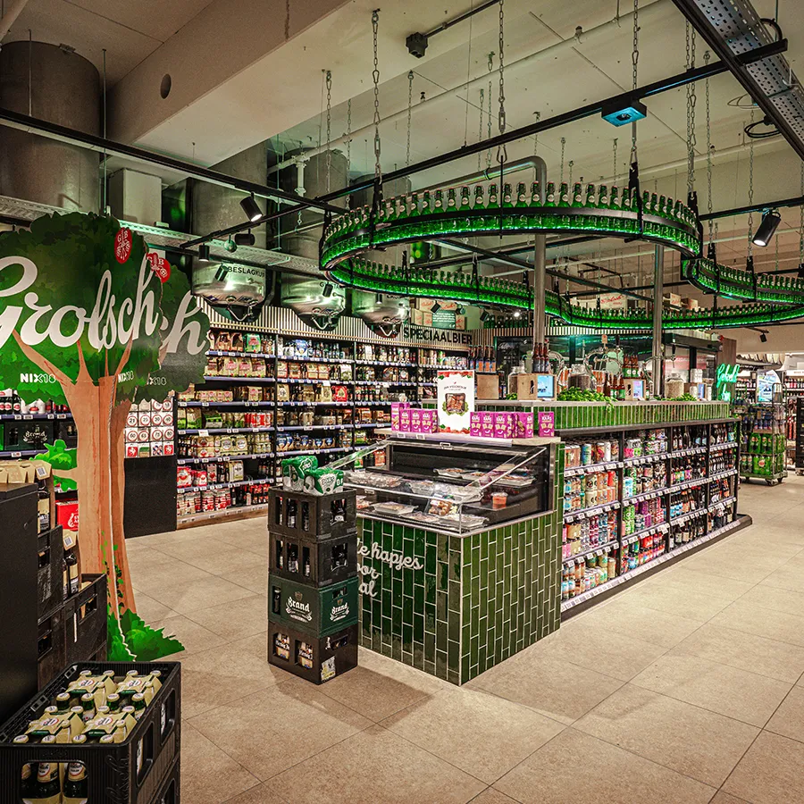 Bier- en speciaalbierafdeling van Jumbo Leussink in Winkelcentrum Hasselo Hengelo met Grolsch display en groene flessenkroonluchter