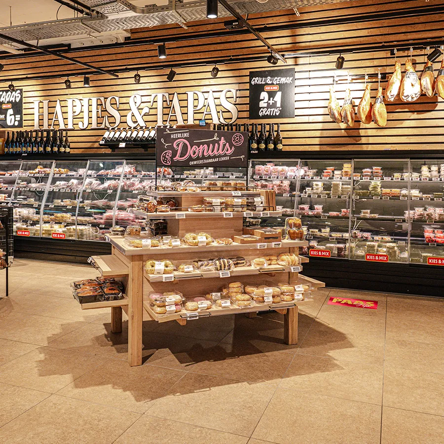 Hapjes en tapas afdeling van Jumbo Leussink in Winkelcentrum Hasselo Hengelo met donutsstand en vleeswaren vitrine