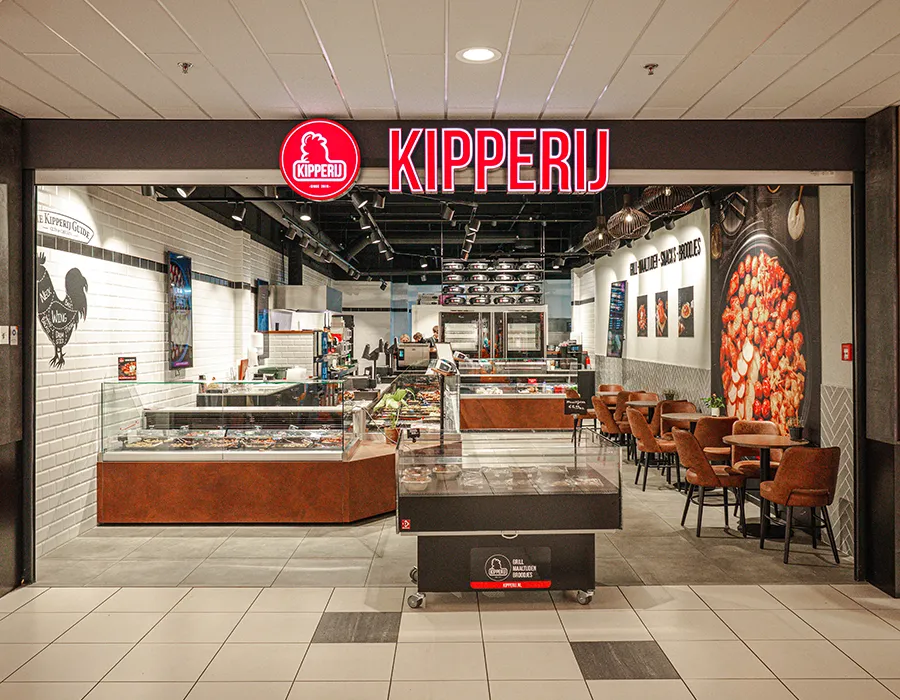 Overzicht van Kipperij winkel in Winkelcentrum Hasselo met toonbank en zitgedeelte