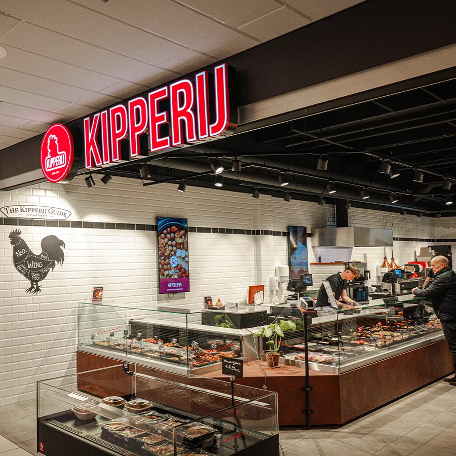 Interieur van Kipperij in Winkelcentrum Hasselo met toonbank en verse kipgerechten
