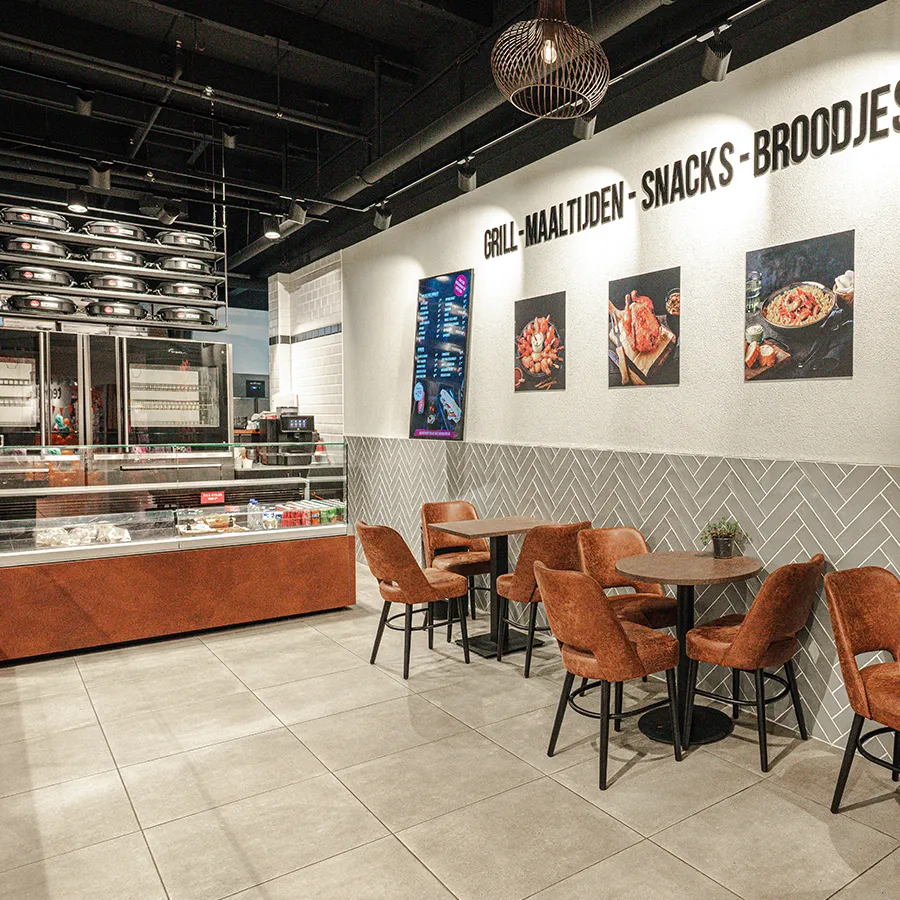 Zitgedeelte in Kipperij Winkelcentrum Hasselo voor maaltijden en snacks