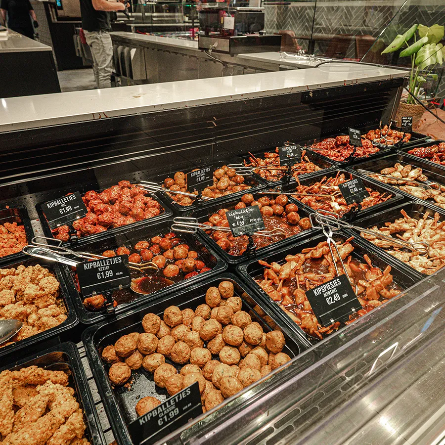 Toonbank met diverse kipgerechten en snacks bij Kipperij in Winkelcentrum Hasselo