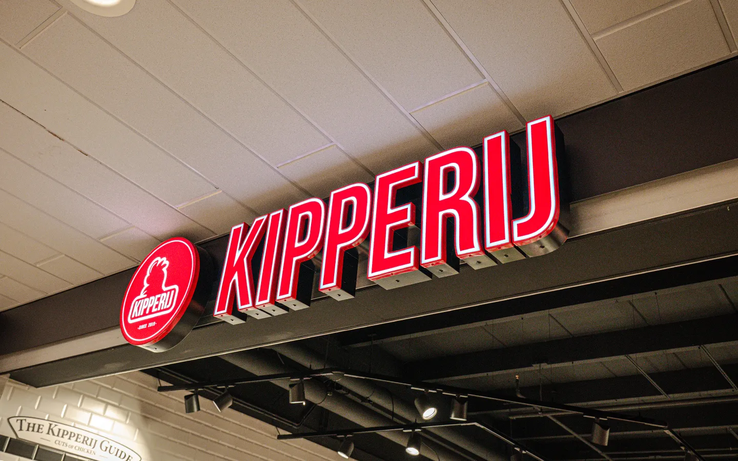 Kipperij winkel in Winkelcentrum Hasselo met opvallend rood logo en gevelbord