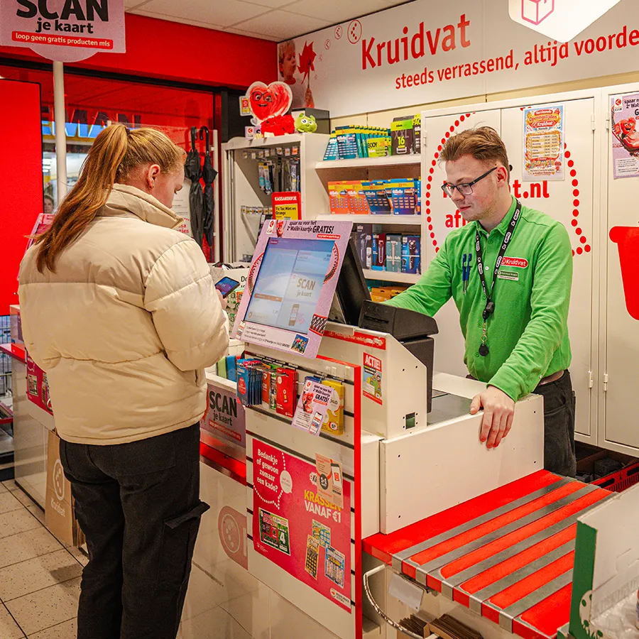 Medewerker helpt klant bij kassa in Kruidvat Winkelcentrum Hasselo
