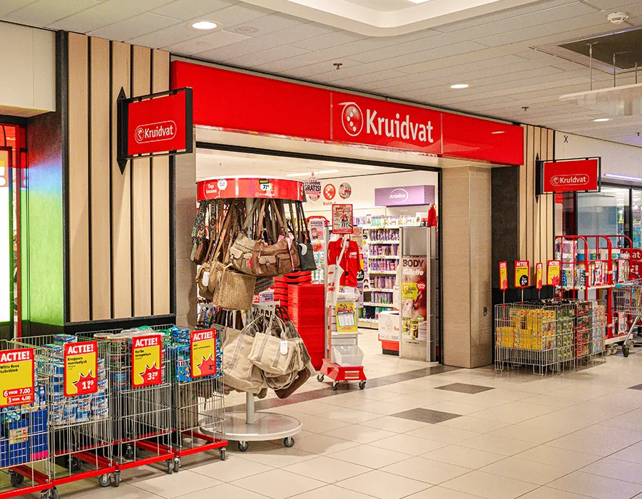 Ingang van Kruidvat in Winkelcentrum Hasselo met winkelgevel en aanbiedingen