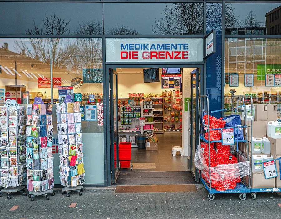 Ingang van Die Grenze in Winkelcentrum Hasselo met winkelgevel en entree