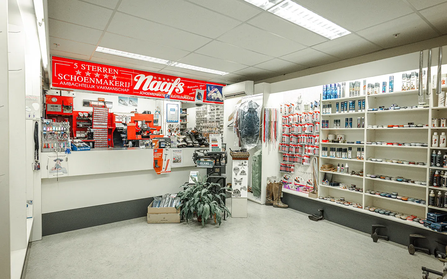 Interieur van Naafs schoenmakerij in Winkelcentrum Hasselo met werkplaats en producten