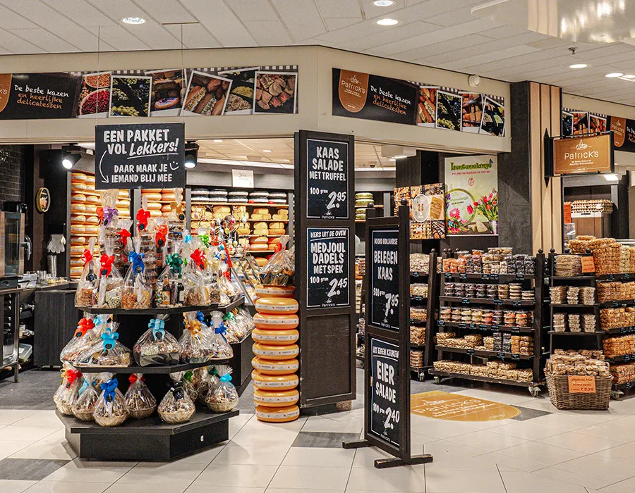 Winkelentree van Patrick’s in Winkelcentrum Hasselo met cadeaupakketten, kazen en delicatessen