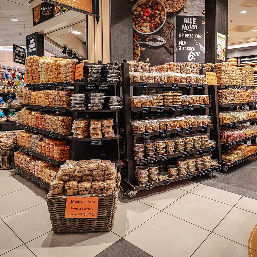 Schap met noten en verpakte snacks bij Patrick’s in Winkelcentrum Hasselo