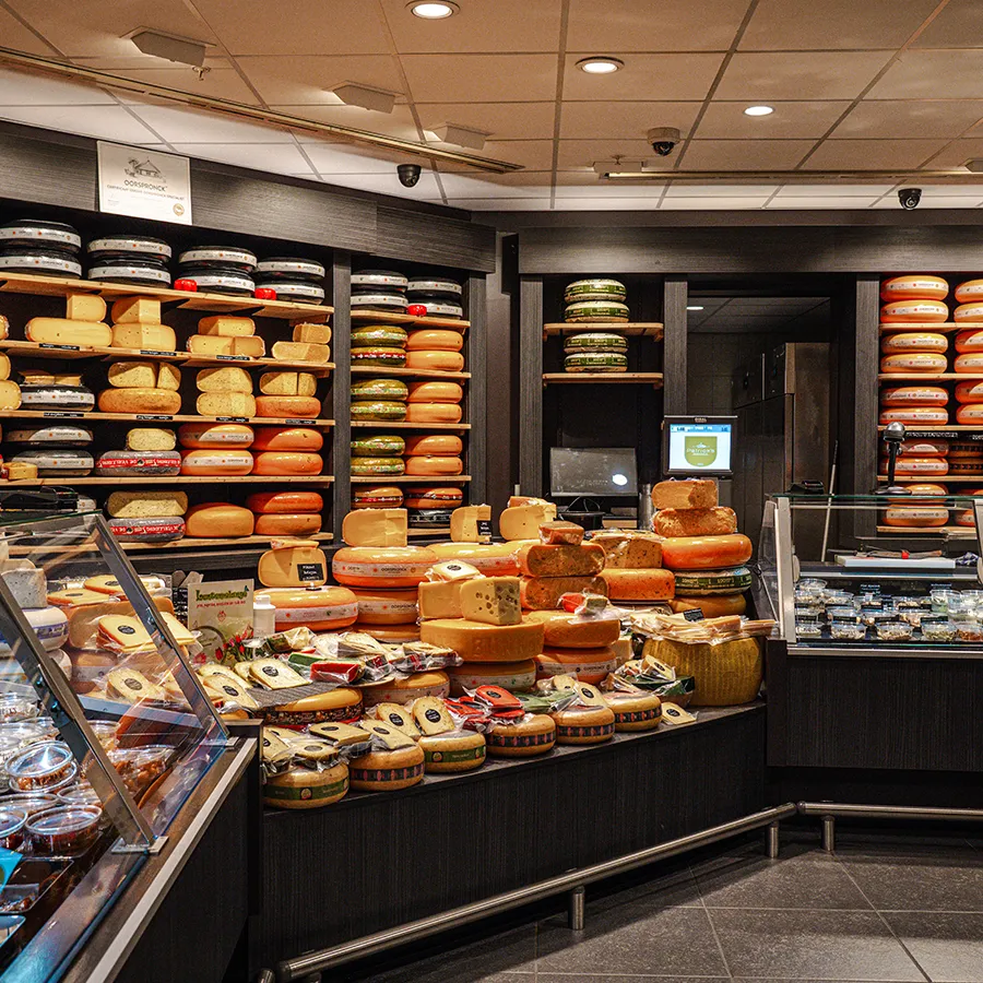 Overzicht van kaasvitrine en kaaswand bij Patrick’s in Winkelcentrum Hasselo