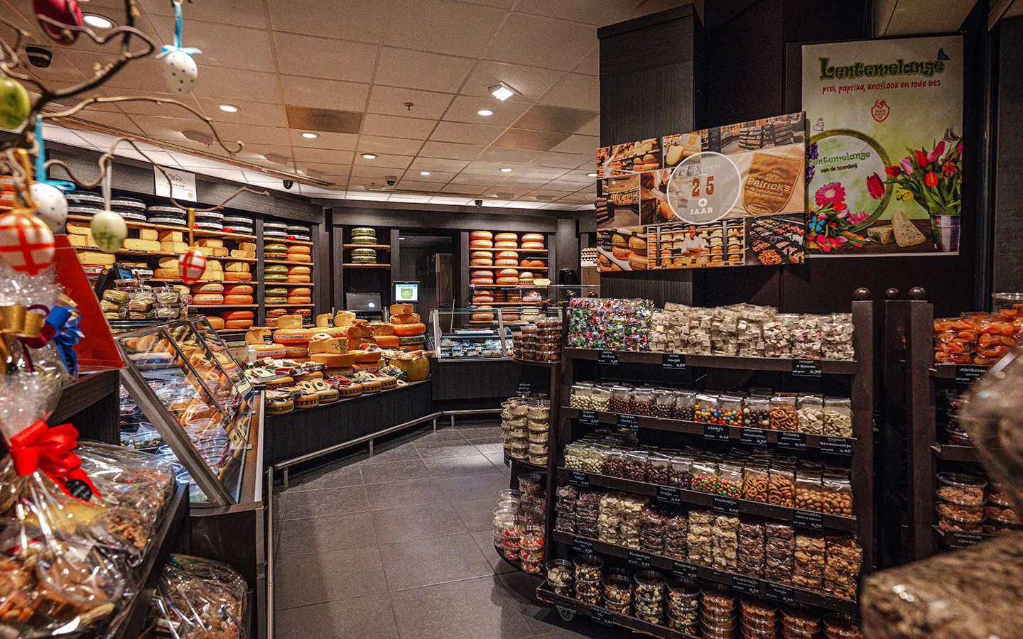 Interieur van Patrick’s in Winkelcentrum Hasselo met kazen, delicatessen en notenschappen