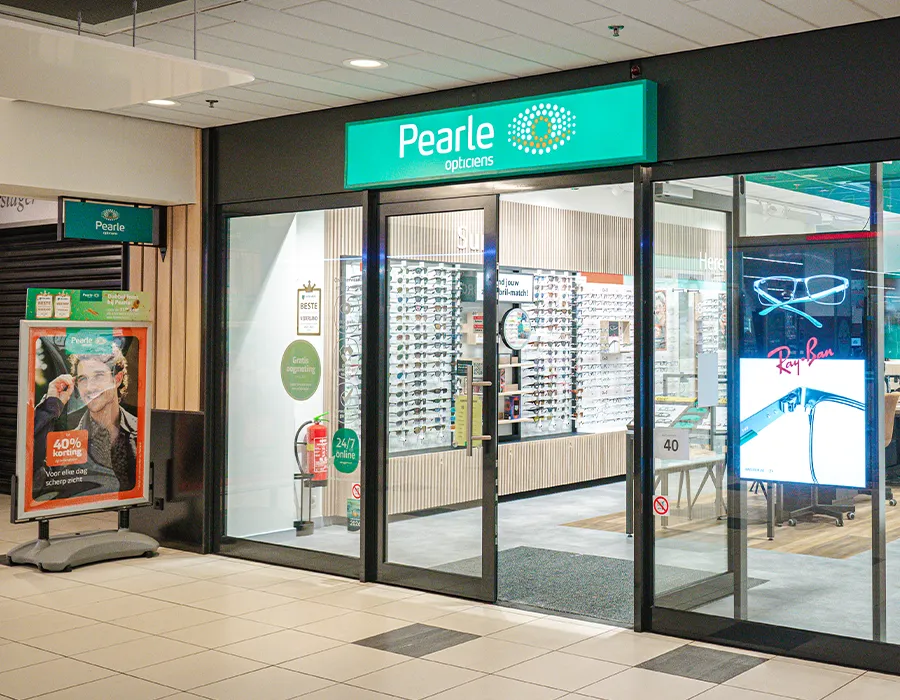 Winkelentree van Pearle Opticiens in Winkelcentrum Hasselo met glazen pui en brillendisplays
