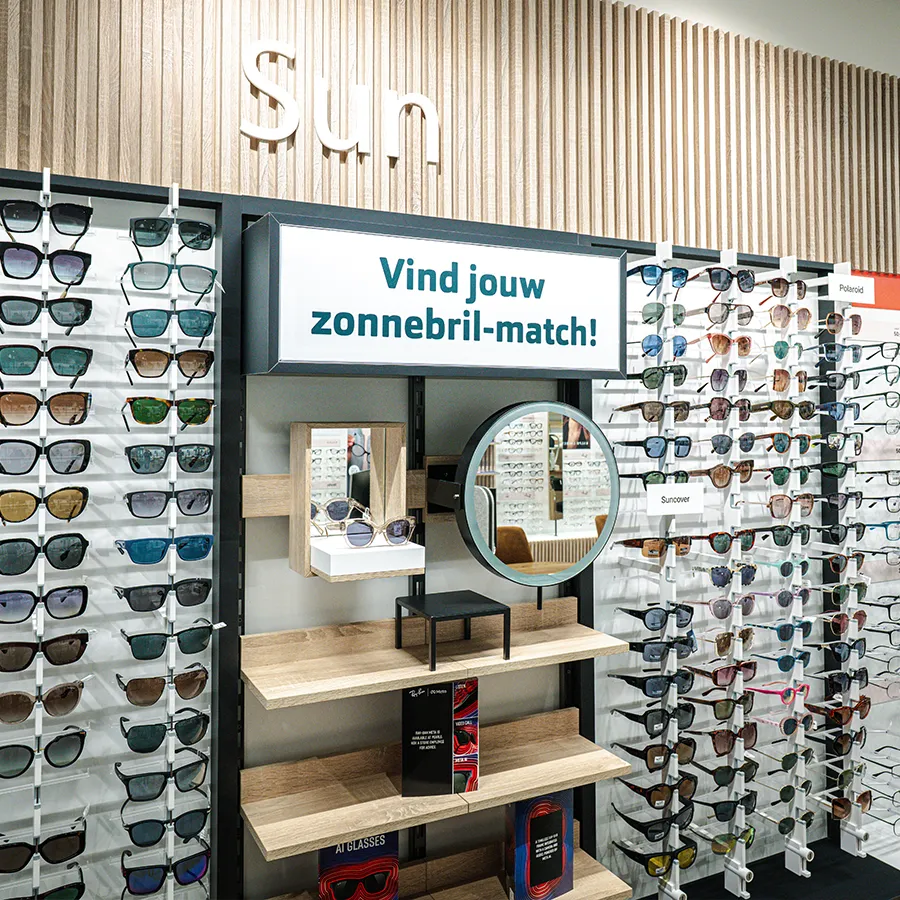 Zonnebrillen display bij Pearle Opticiens in Winkelcentrum Hasselo met spiegel en verschillende monturen