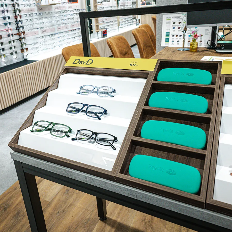Displaytafel met brillen en brillenkokers bij Pearle Opticiens in Winkelcentrum Hasselo