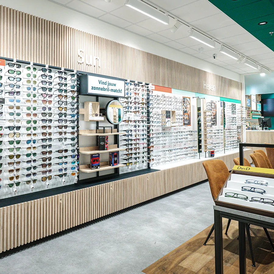 Overzicht van brillenwand en zonnebrillen bij Pearle Opticiens in Winkelcentrum Hasselo