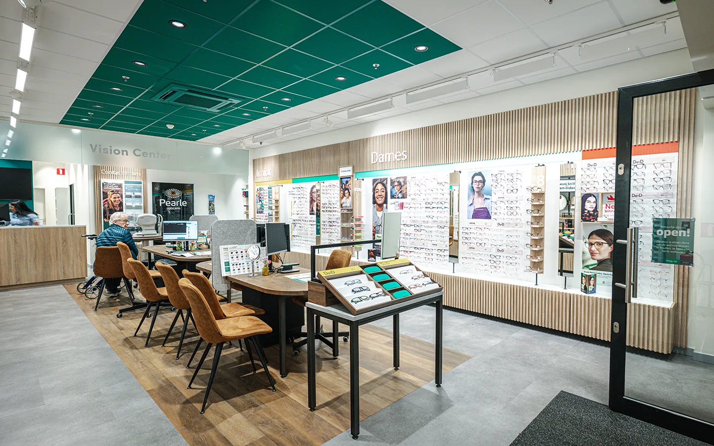 Interieur van Pearle Opticiens in Winkelcentrum Hasselo met brillenwand, tafels en meetgedeelte