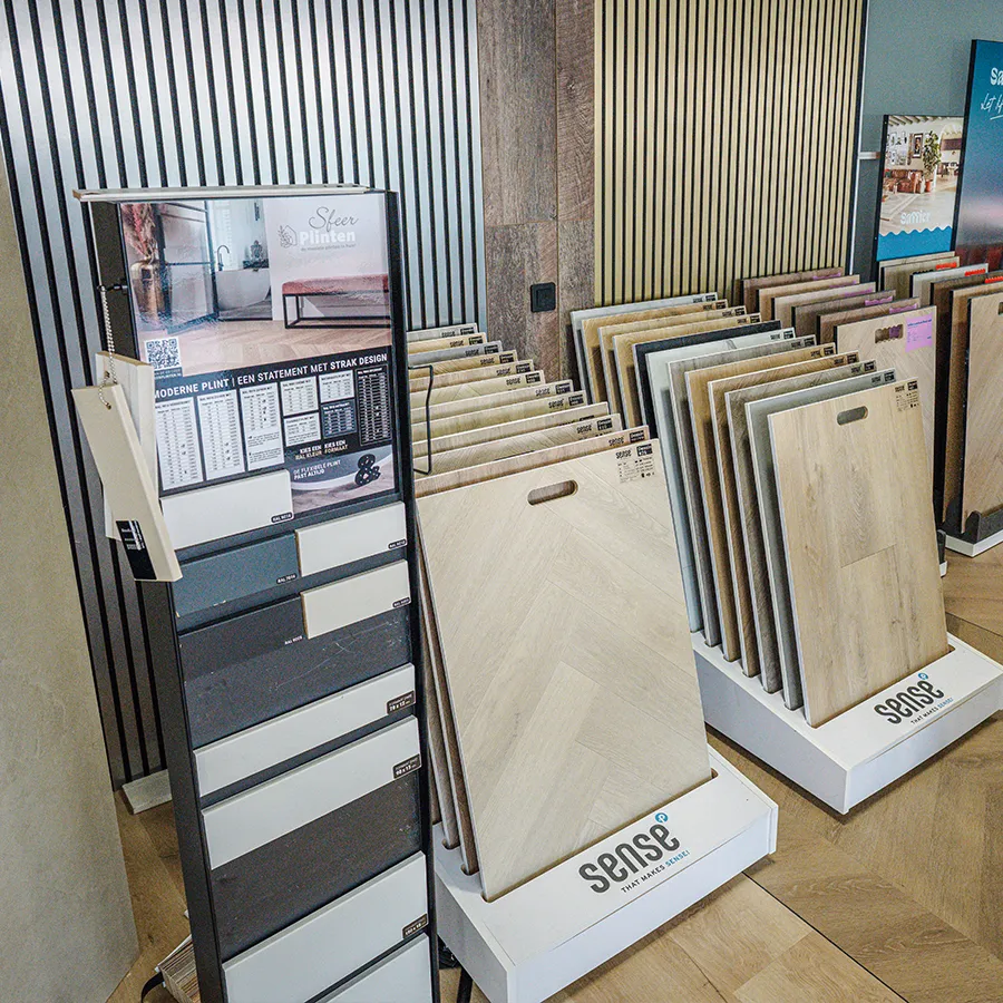 Display met vloerpanelen bij Picobello Vloeren in Winkelcentrum Hasselo