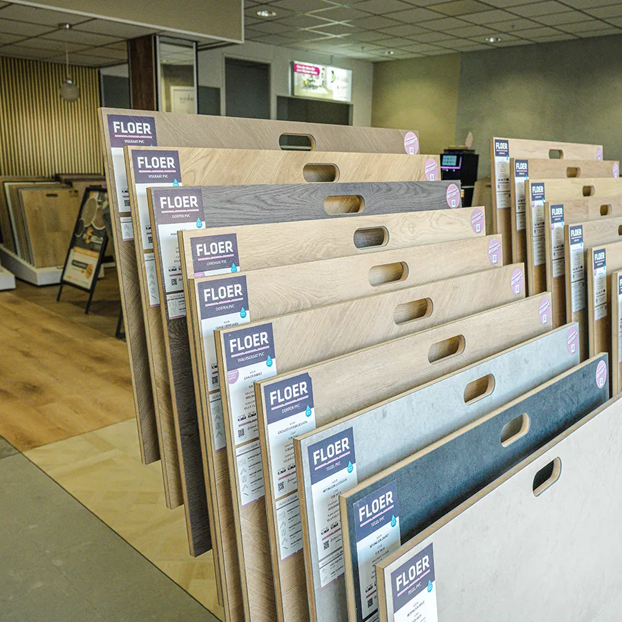 Rek met verschillende vloerstaal panelen bij Picobello Vloeren in Winkelcentrum Hasselo