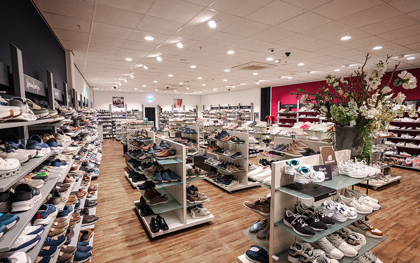 Overzicht van Schuurman Schoenen winkel met verschillende schoenrekken