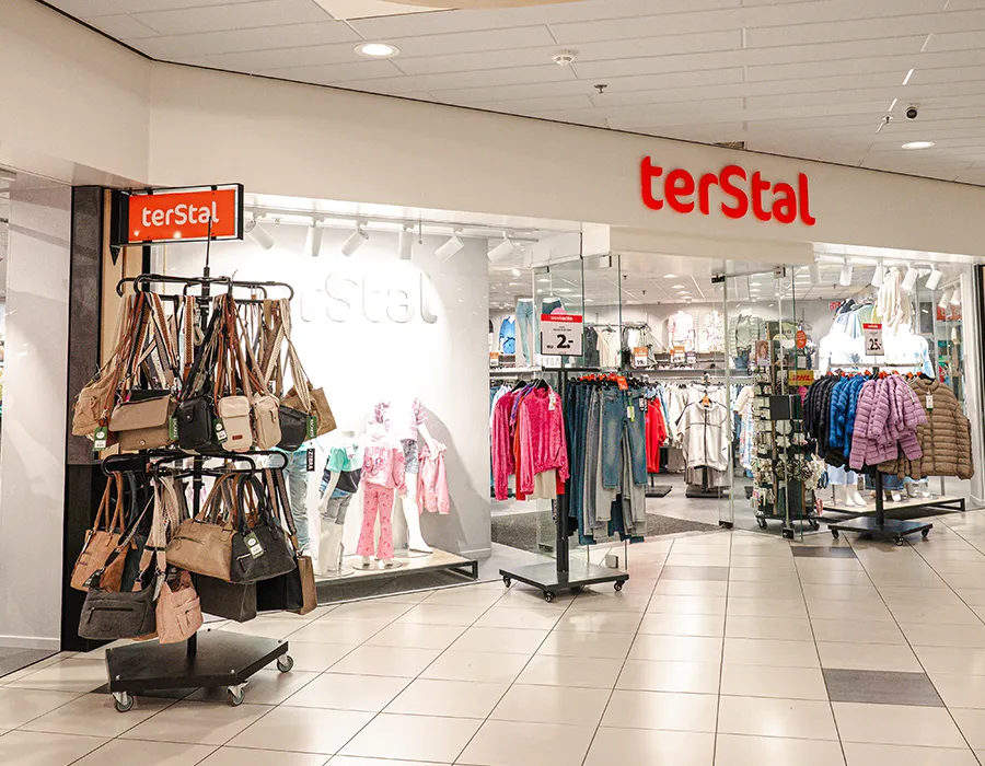 Gevel en ingang van terStal kledingwinkel in winkelcentrum