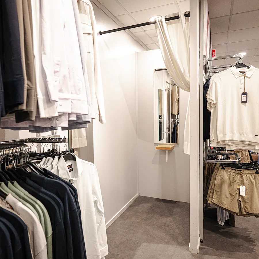 Paskamer in terStal winkel met kleding aan rekken