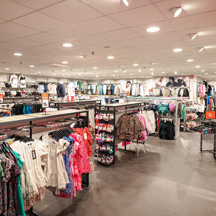 Overzicht van kledingafdeling met diverse collecties bij terStal