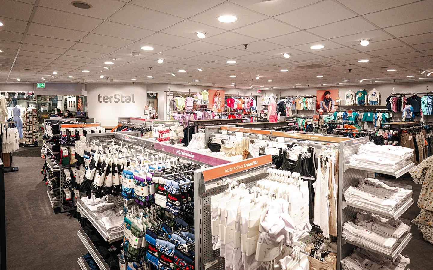 Overzicht van terStal winkel met kledingrekken en accessoires