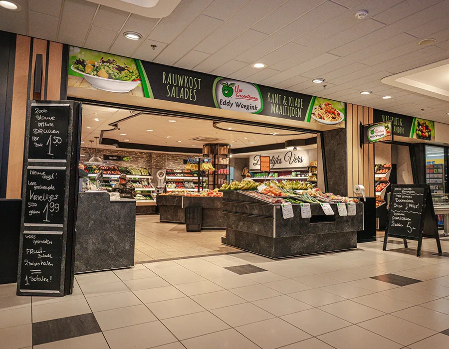 Gevel en ingang van Uw Groenteman Eddy Weegink in winkelcentrum