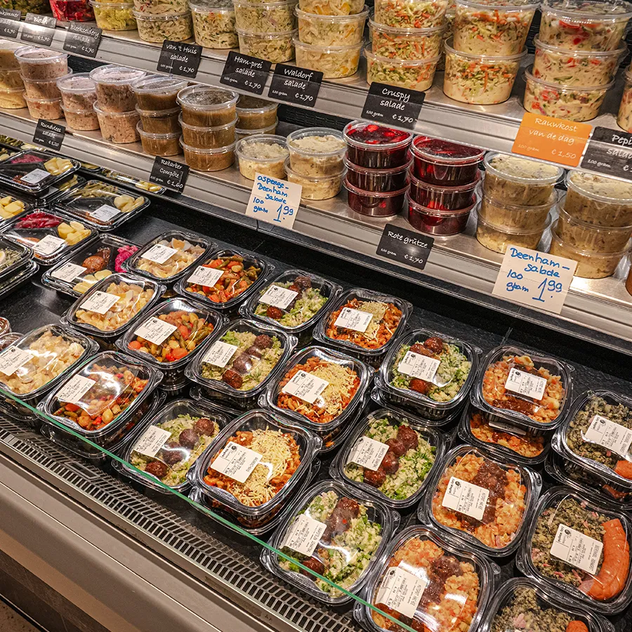 Koeling met verse maaltijden en salades bij Eddy Weegink