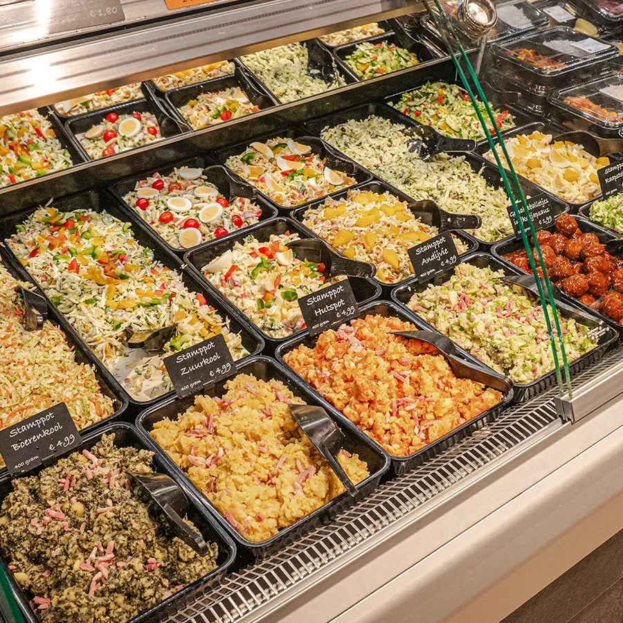 Verse stamppotten en salades in vitrine bij Uw Groenteman Eddy Weegink