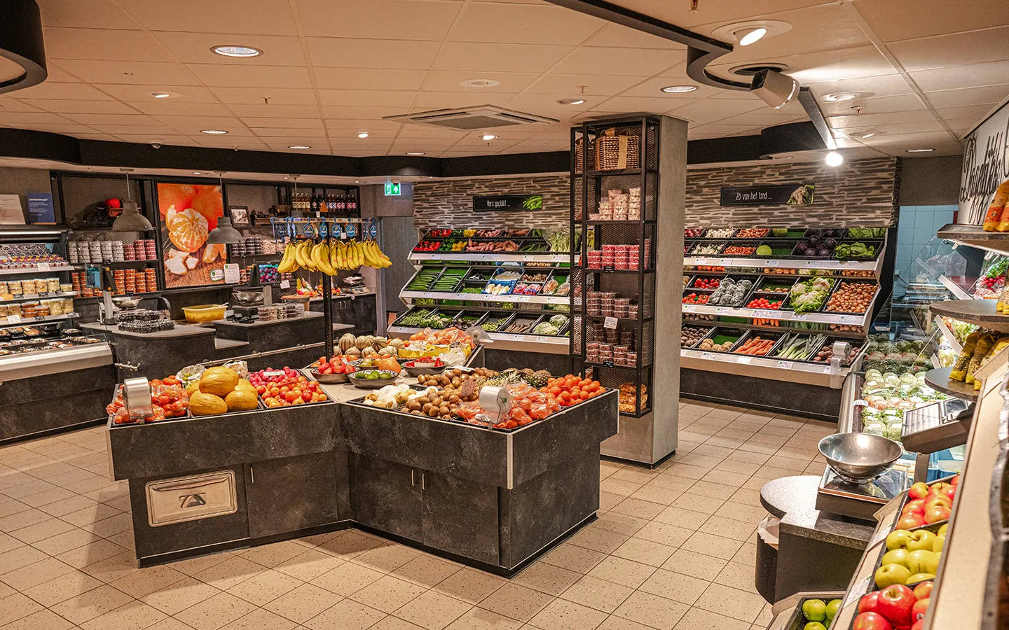 Overzicht van Uw Groenteman Eddy Weegink met verse groenten en fruit