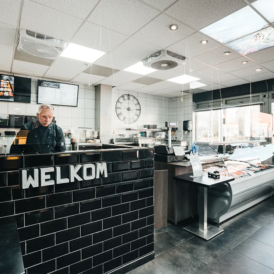 Balie en vitrine met visproducten in visspeciaalzaak De Frens