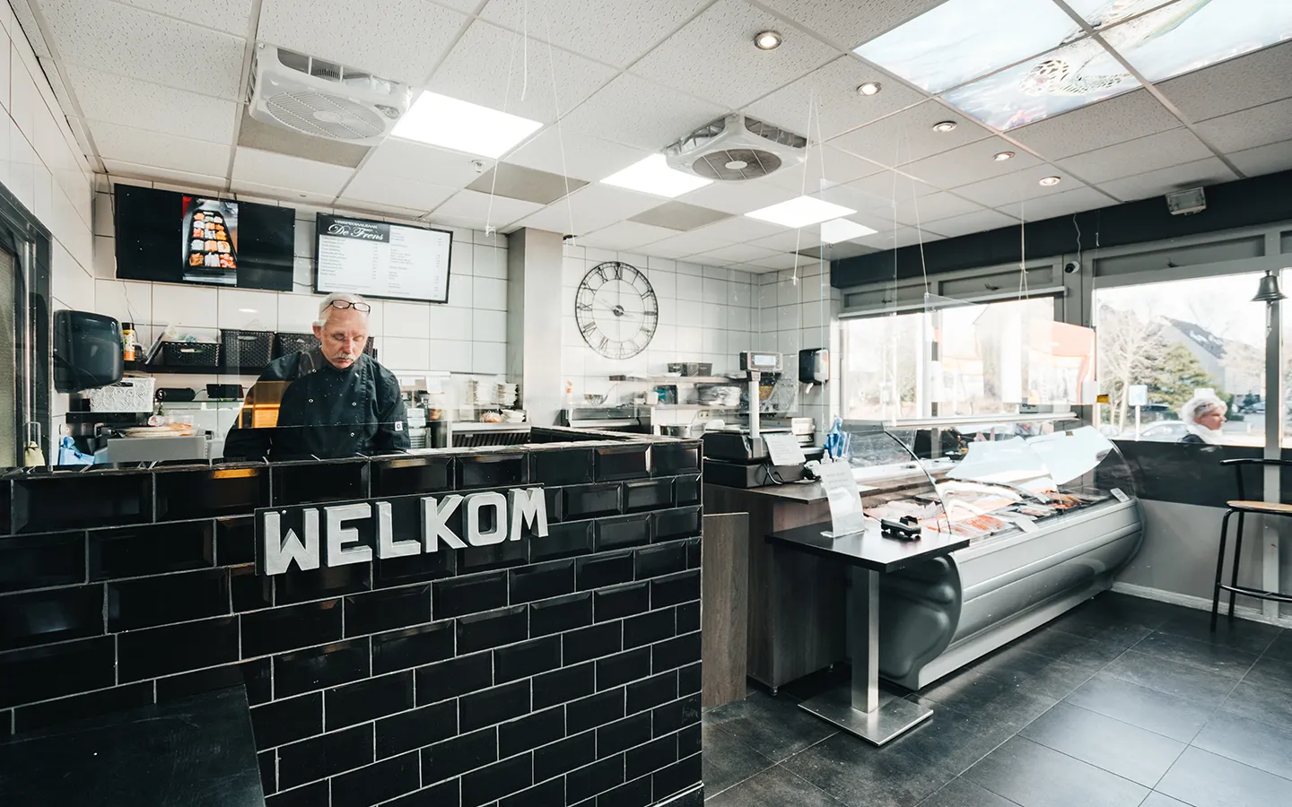 Balie en vitrine met visproducten in visspeciaalzaak De Frens