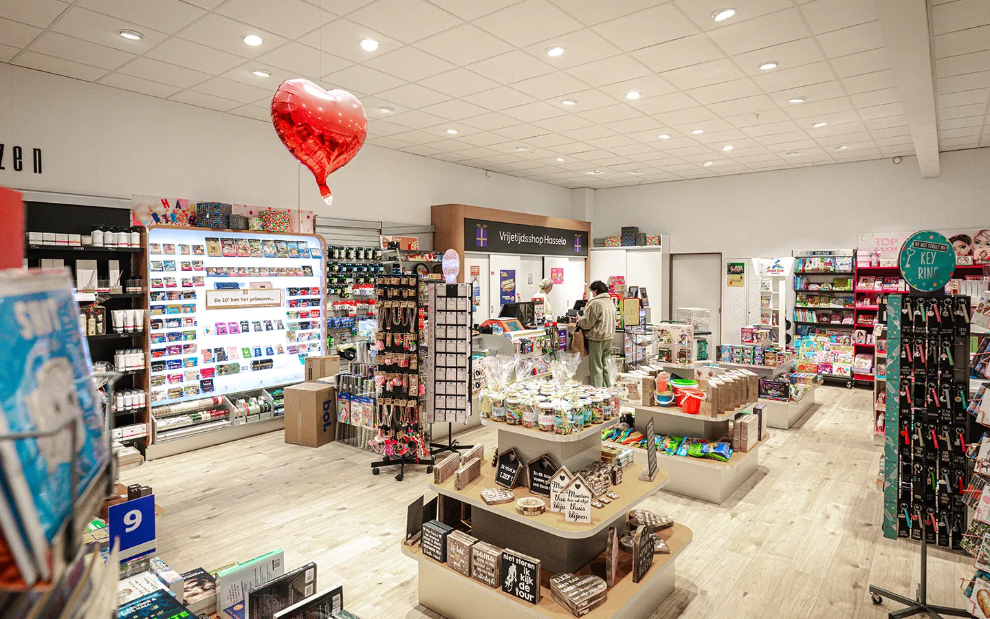 Overzicht van het interieur van vrijetijdsshop Hasselo