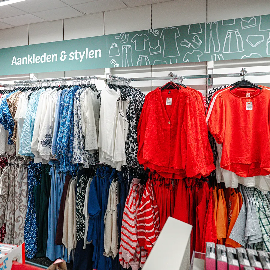 Kledingrek met blouses en tops in de 'Aankleden & stylen' afdeling van Wibra in Winkelcentrum Hasselo